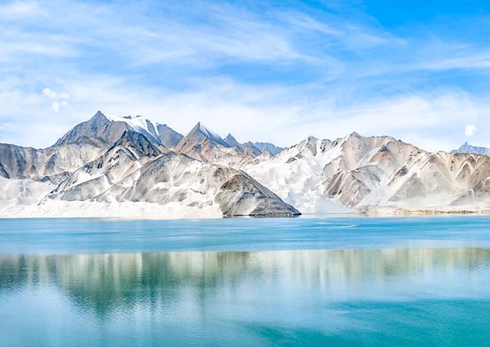 天山天池旅游攻略：遥望雪山之巅的仙境湖泊